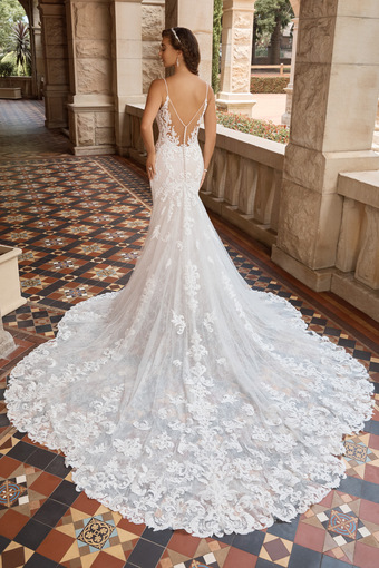Sophisticated Wedding Dress with Hand-Sewn Lace Yuuki